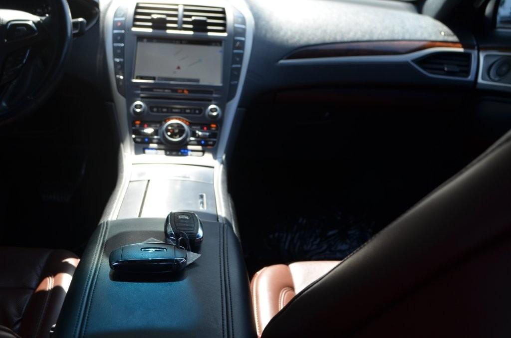 Lincoln MKZ photo 18