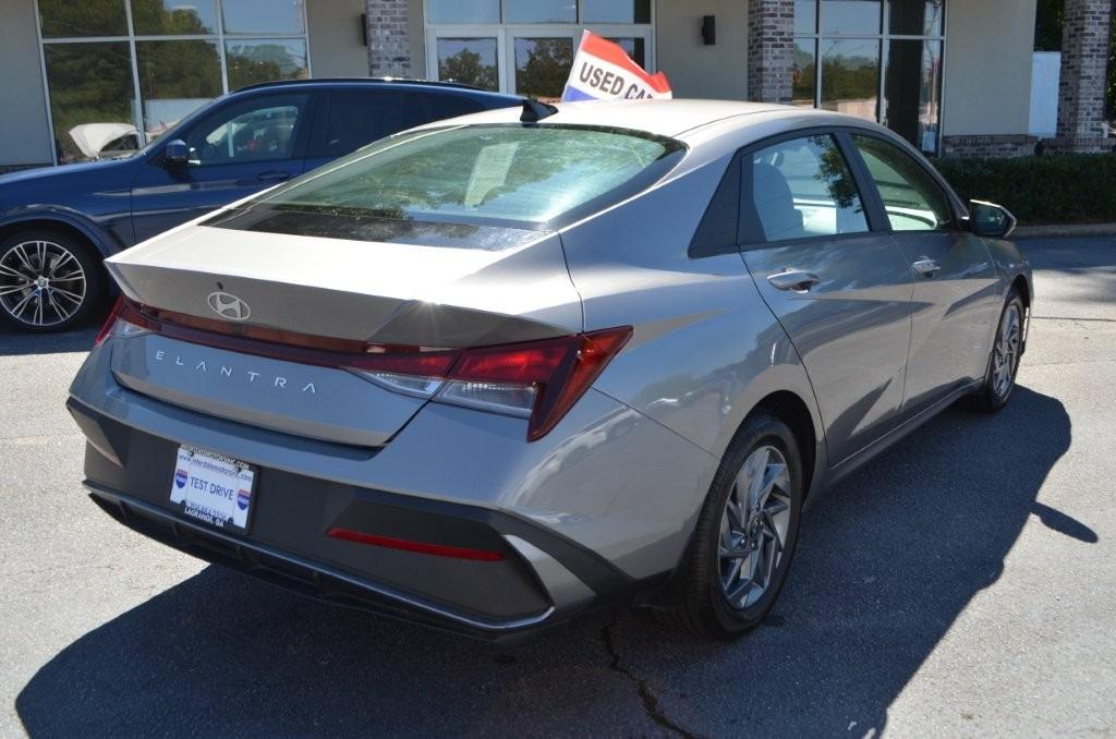 Hyundai Elantra photo 5
