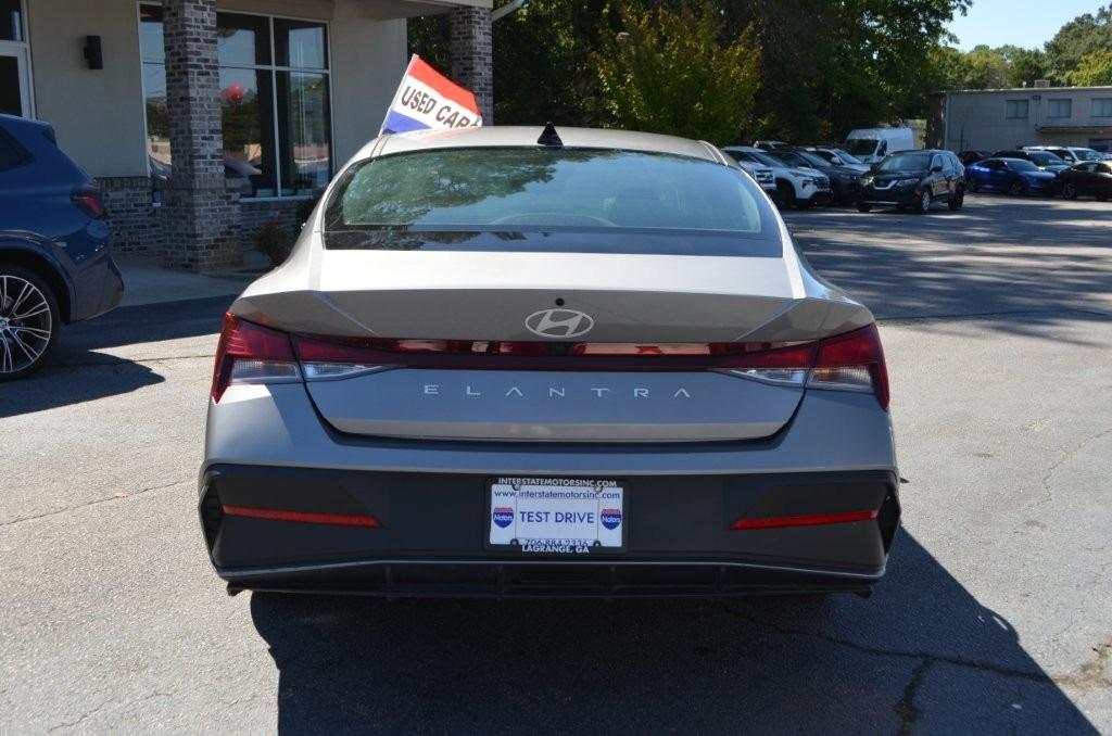 Hyundai Elantra photo 4