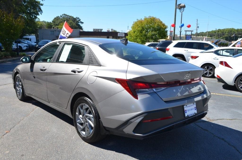 Hyundai Elantra photo 3