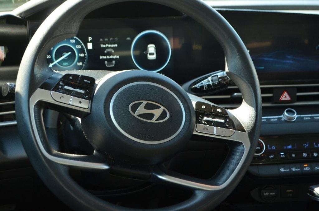 Hyundai Elantra photo 12